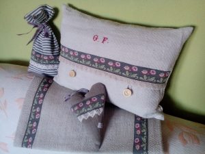 dekorative Kissen und Lavendelsäckchen im Landhausstil der Näherei Dahlenburg
